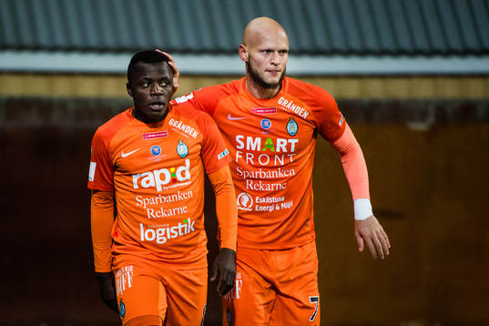AFC Eskilstunas Zourab Tsiskaridze  jublar med Ousmane Camara efter 3-0