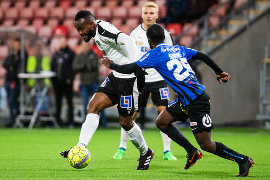 Örebros Michael Junior Omoh och Sirius Mohammed Saeid