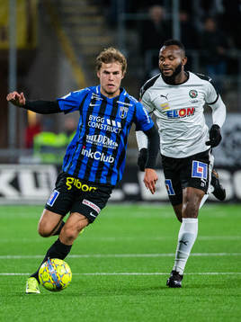 Sirius Sam Lundholm och Örebros Michael Junior Omoh i kamp