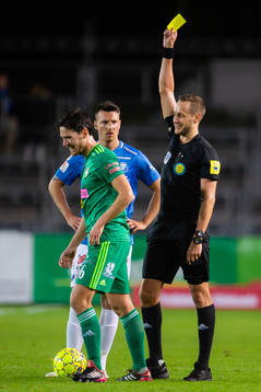 Domare Vicktor Wolf delar ut varning till Dalkurds Robin