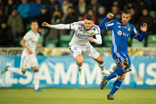 Djurgårdens Kerim Mrabti tacklas