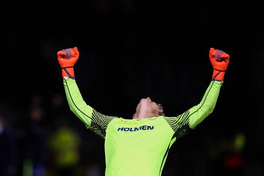 Norrköpings målvakt Isak Pettersson jublar