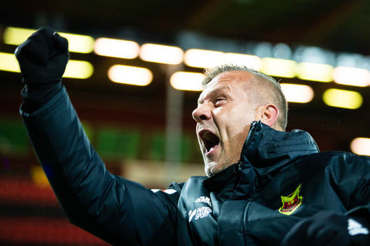 Östersunds assisterande tränare Shaun Constable jublar