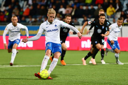 Norrköpings Kalle Holmberg skjuter straffen som resulterar