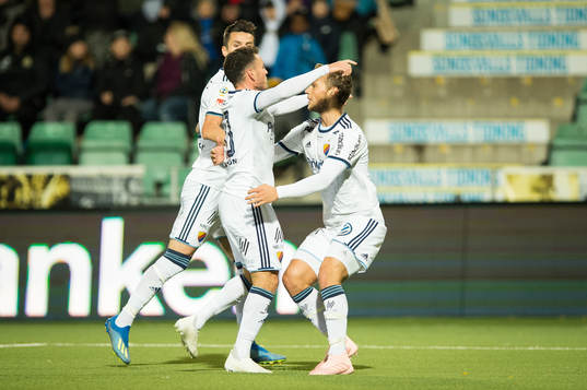 Djurgårdens Kerim Mrabti och Jesper Karlström jublar efter 1-0