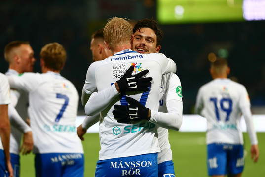 Norrköpings David Moberg Karlsson kramar om Kalle Holmberg efter att Kalle gjort mål 1-0