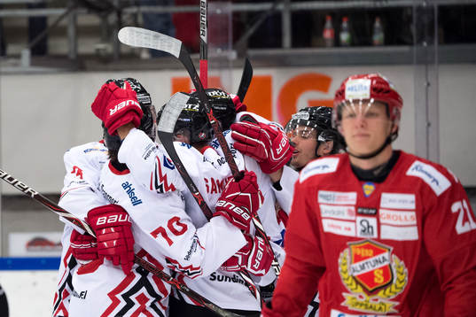 Vita Hästens Jesper Samuelsson jublar med lagkamrater