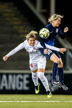 Rosengårds Hanna Folkesson och Rjazans Elena Danilova  i