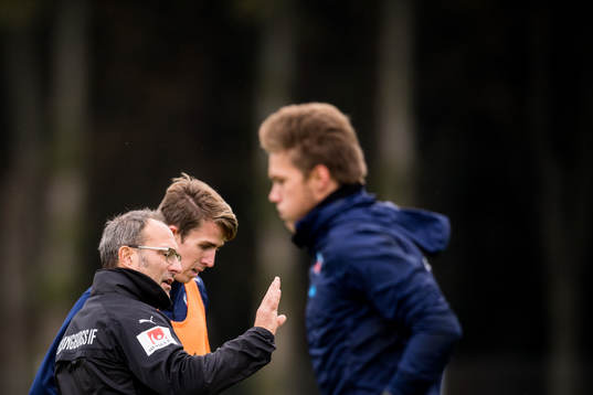 Tränare Per-Ola Ljung pratar med Adam Eriksson