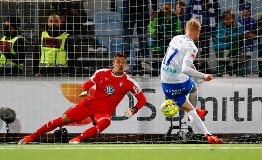 Norrköpings Kalle Holmberg gör mål 2-1 på straff förbi