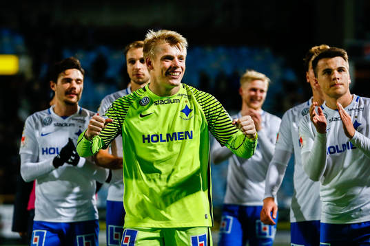 Norrköpings målvakt Isak Pettersson jublar