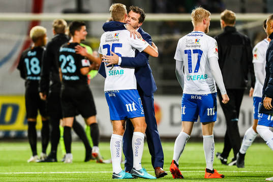 Norrköpings tränare Jens Gustafsson kramar om Filip