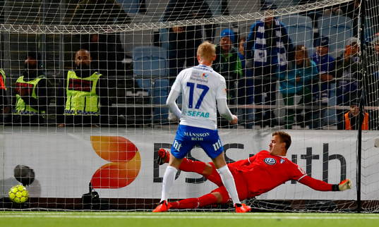 nn17< gör mål 2-1 på straff förbi Malmö FFs målvakt