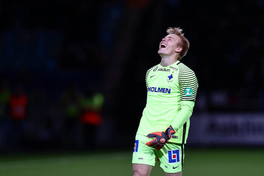 Norrköpings målvakt Isak Pettersson jublar