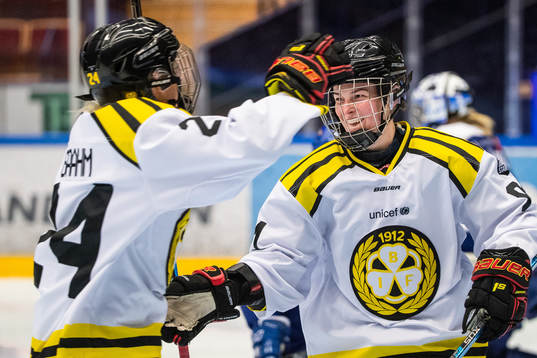 Brynäs Georgina Farman jublar med Erika Grahm