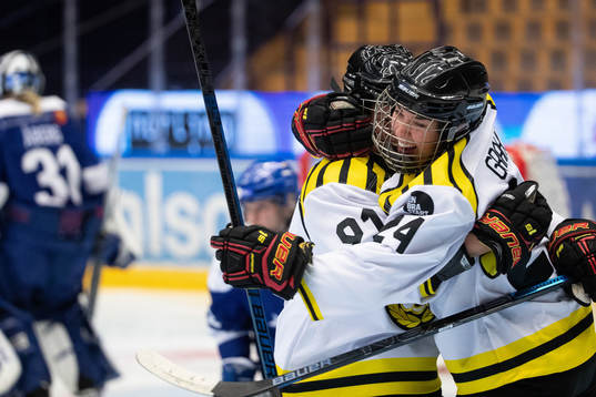 Brynäs Erika Grahm jublar