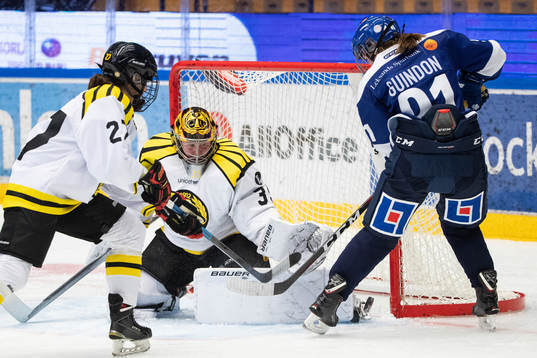 chans för Leksands Tawnya Guindon framför Brynäs