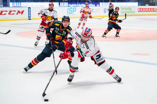 Djurgårdens Marcus Davidsson (v) i kamp om pucken med