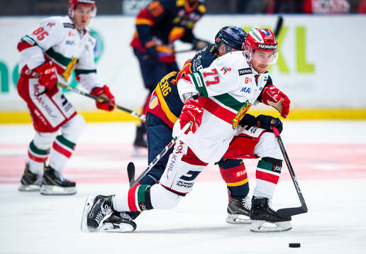 Moras Michael Keränen i kamp om pucken med Djurgårdens