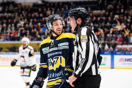 s Andreas Thuresson diskuterar med assisterande domare