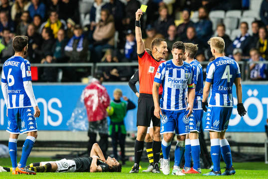 IFK Göteborgs David Boo Wiklander får gult kort