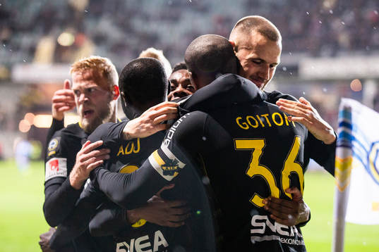s Henok Goitom blir omkramad efter 2-0 under fotbollsmatchen i Allsvenskan mellan IFK Göteborg och AIK den 27 september 2018 i Göteborg.