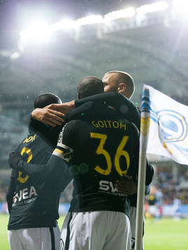 s Henok Goitom jublar efter 0-2 ihop med Enoch Kofi Adu och Alexander Milosevic under fotbollsmatchen i Allsvenskan mellan IFK Göteborg och AIK den 27 september 2018 i Göteborg.