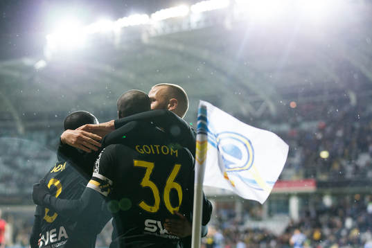 s Henok Goitom jublar efter 0-2 ihop med Enoch Kofi Adu och Alexander Milosevic under fotbollsmatchen i Allsvenskan mellan IFK Göteborg och AIK den 27 september 2018 i Göteborg.