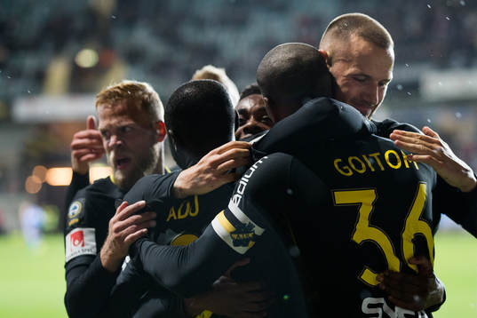 s Henok Goitom jublar med lagkamrater efter 0-2 under fotbollsmatchen i Allsvenskan mellan IFK Göteborg och AIK den 27 september 2018 i Göteborg.
