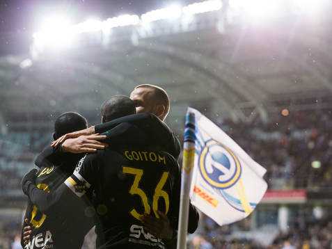 s Henok Goitom jublar med lagkamrater efter 0-2 under fotbollsmatchen i Allsvenskan mellan IFK Göteborg och AIK den 27 september 2018 i Göteborg.