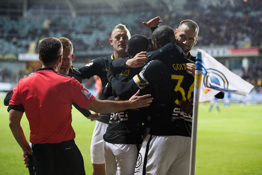 s Henok Goitom jublar med lagkamrater efter 0-2 under fotbollsmatchen i Allsvenskan mellan IFK Göteborg och AIK den 27 september 2018 i Göteborg.