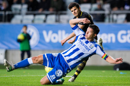 s Tarik Elyounoussi skjuter ett skott som IFK Göteborgs