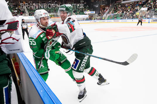 Rögles Ben Youds tacklas av Frölundas Ponthus Westerholm