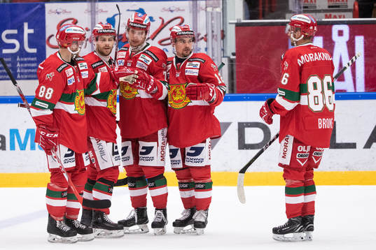 Moras Michael Keränen jublar