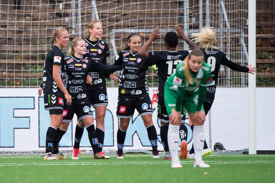 Kristianstads Amanda Edgren jublar med lagkamrater efter sitt 1-0 mål