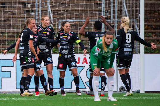 Kristianstads Amanda Edgren jublar med lagkamrater efter 1-0