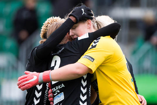 Kristianstads målvakt Moa Olsson jublar med lagkamrater Sif Atladottir, Josefine Rybrink och Rita Chikwelu