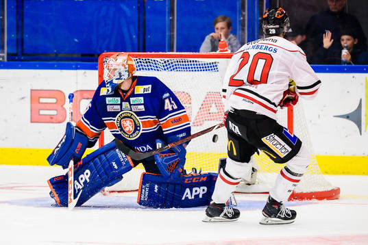 Örebros Marcus Weinstock sätter en straff bakom Växjös