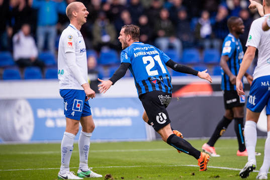 Sirius Robert Åhman Persson jublar efter ett bortdömt mål
