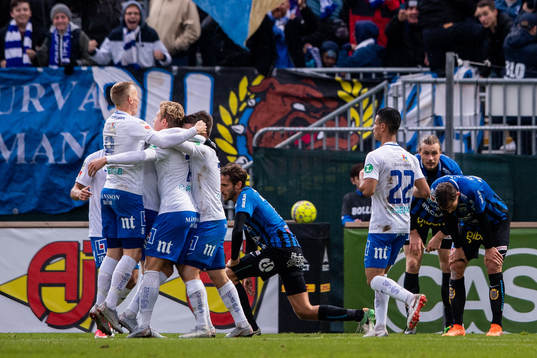 Norrköpings David Moberg Karlsson blir omkramad efter 1-0