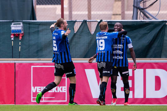 Sirius Jonas Lindberg blir omkramad efter 1-1