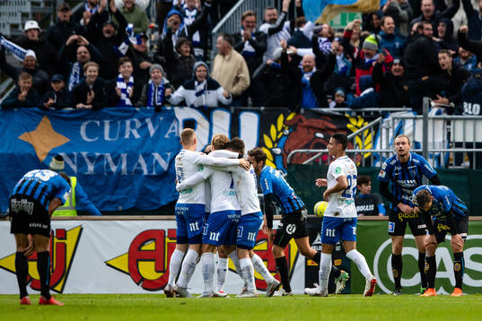 Norrköpings spelare jublar efter 0-1 av David Moberg Karlsson