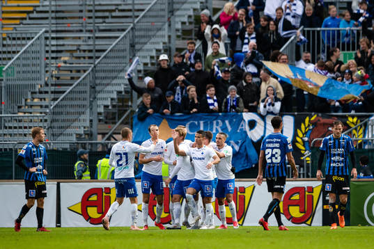 Norrköpings spelare jublar efter 0-1 av David Moberg Karlsson