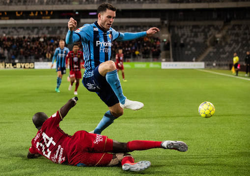 Östersunds Ronald Mukiibi rensar undan bollen framför