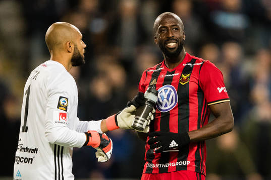 Östersunds målvakt Aly Keita och Ronald Mukiibi jublar
