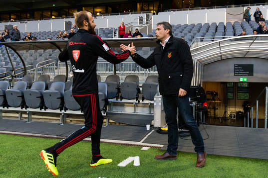 Östersunds Curtis Edwards och ordförande Daniel Kindberg innan fotbollsmatchen i Allsvenskan mellan Djurgården och Östersund den 30 september 2018 i Stockholm. 