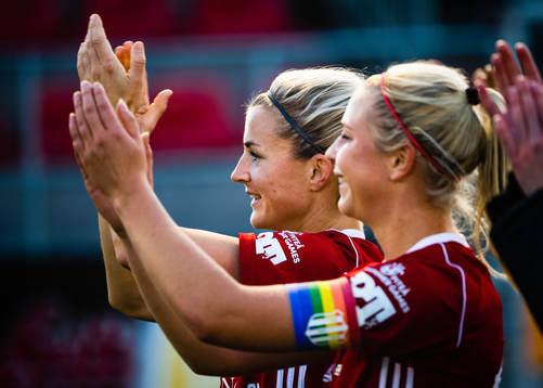 Piteås Emelie Lövgren och Ellen Löfqvist jublar