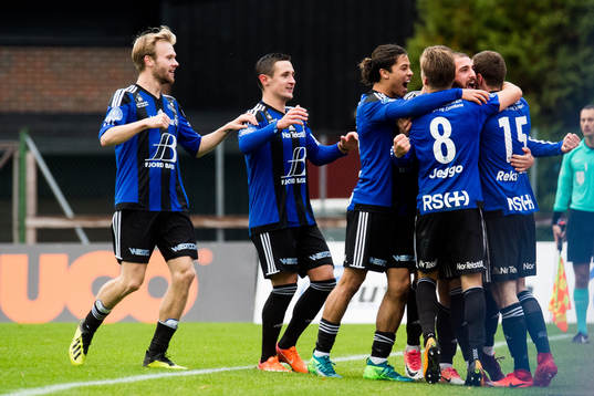 Lorent Callaku and the players of Florø celebrate the 1-0 goal