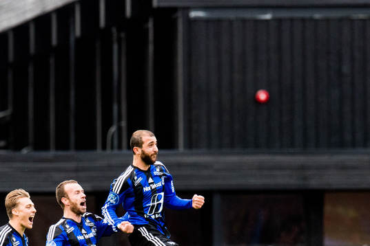 Lorent Callaku and the players of Florø celebrate the 1-0 goal