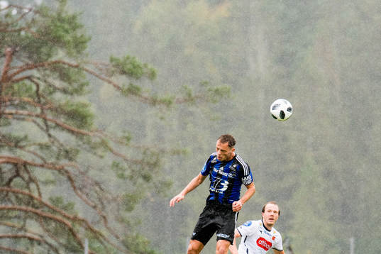 Lorent Callaku of Florø and Rolf Daniel Vikstøl of Viking